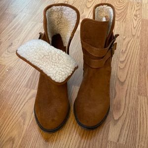 YebiAvy Brown boots lined Excellent pre owned condition
